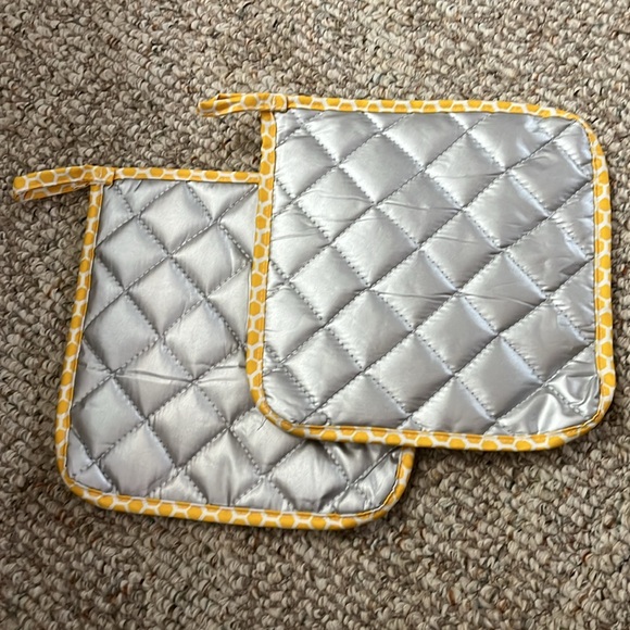 Yellow Honeycomb Oven Mitt and Pot Holder Set - Picture 3 of 3